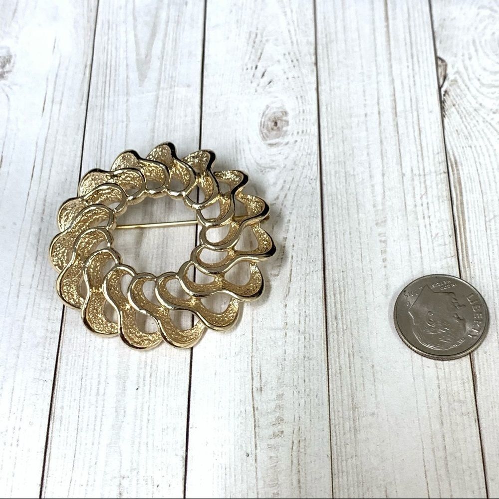 VTG Sarah Coventry Swirl Brooch‎